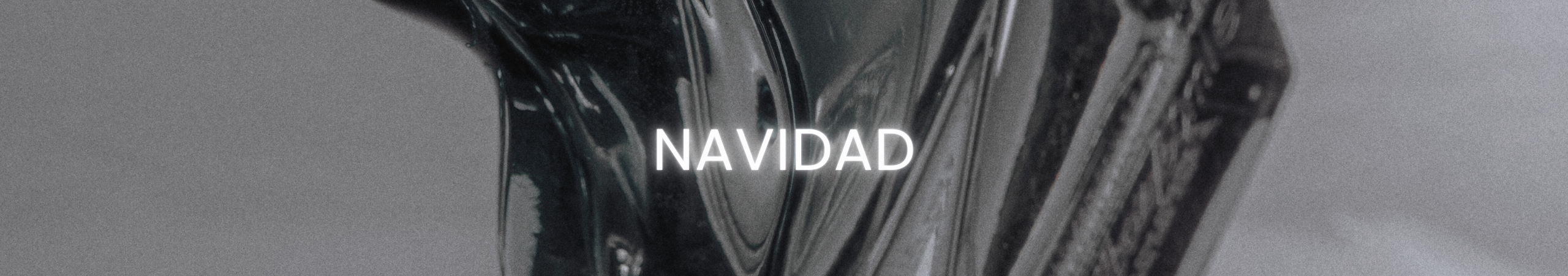 Texto el brillo de la navidad junto a frascos de perfume dorados